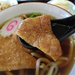 そば処 久楽 - 「いなり」蓮華リフト⤴️⤴️　ほんのり甘い味付けが美味♥