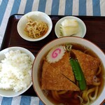 そば処 久楽 - 「いなりうどん＆半ライス」着盆＼(^o^)／　小鉢は「切り干し大根」 。小皿には「白菜漬け」♬