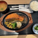 Maruumiya - 鮭の鉄板ステーキ定食