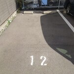 月麺 - 駐車場／1台、2台、2台と3箇所に駐車場スペースあり