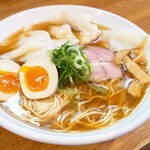 月麺 - 麺を啜ると、細麺ながら歯ざわりが良く、“プチッ、プチッ”っとした心地よい歯切れ感…大好きな食感！！
      煮玉子も繊細で塩梅の良い味付けで、ワンタンもメンマもスープと相性抜群