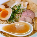 月麺 - なんともまろやかな煮干しの風味が口中に広がり、濃縮された旨味が後味として追いかけてくる
      〝このスープは美味い！！〟