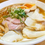 月麺 - ・特製しょうゆらーめん1,080円
      ／替え玉(大盛り)100円
      ／ワンタン(2ケ)100円