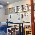 月麺 - 店内／テーブル席とカウンター席あり