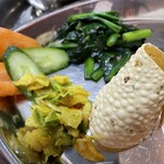 インド料理 ガンダァーラ - 生野菜、サーグ、タルカリ、パパド