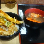 魚食堂たわら - 私は海老天丼とカニ汁　頭が大きく身とごはんが小程度！