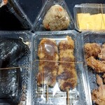 おにぎりハッピー - 料理写真:いくら醤油漬け(300円税込)、チーズおかか(200円税込)、五目ご飯(200円税込)、台湾ミンチ(180円税込)、たまご焼き(150円税込)、串カツ(100円税込×２本)、唐揚げ５個(300円税込)