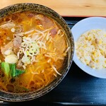 中華飯店 福源 - 牛すじ麻辣麺＋半炒飯