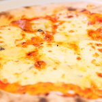 カナレット - 4種のチーズのピザ。薄めの生地にタップリのチーズ。1200円。
