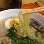 須彌亭 - 豚骨ラーメン、、麺は太麺