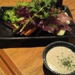 てづくり和食とイタリアンの居酒屋・和伊まる - お通しはバーニャカウダ　紫のは紅芋のスライスを揚げたもの