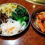 Yakiniku Sutamina En - ナムルとキムチ