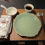 成隆行蟹王府 - テーブル席へ（桂花小沱茶）