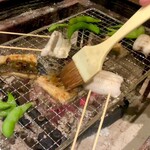 囲炉裏料理 うな革 和なり - 生のうなぎを囲炉裏で焼いていただく