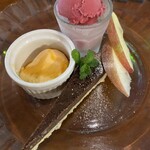 Saboten - スライスりんご、チョコタルト、カシスシャーベット、自家製プリンのデザートセットで締め。どれも甘さ控えめで良い。