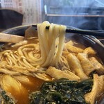 どん兵衛 - 麺は柔らかい食感ながら、煮込まれても崩れずにしっかり弾力を維持しています。立ち上る湯気にも注目。