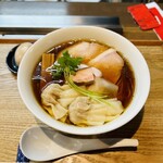 らぁ麺 紫陽花 - •特製醤油らぁ麺    2,000円
                                黒豚ちゃーしゅー4枚　地鶏柚子胡椒焼き
                                黒豚わんたん2個　味玉　めんま