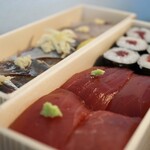 いなりやNOZOMI - ・赤身にぎりと鉄火巻きセット 756円/税込
・あじすし 734円/税込