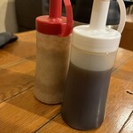 とんかつ一筋 六白家 - キャベツのドレッシング2種（もう一つめんたいドレッシングがセルフの水コーナーにありましたが、帰りに気が付きました。）