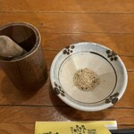 とんかつ一筋 六白家 - 好みでゴマをすってかつのソースに