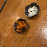 とんかつ一筋 六白家 - おかわりできるお漬物。