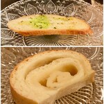 ビストロ・ラ・クッチーナ - 上はスパゲッティーニと一緒に出されたガーリックトースト
下はメイン料理に合わせた自家製ゴルゴンゾーラ入りパン
