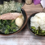 武蔵家 富士見店 - 味玉ほうれん草増しラーメン並と無料大盛りライス。