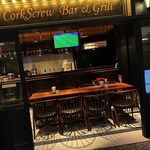 The CorkScrew Bar&Grill - スポーツ観戦ができる人気の「ファサードテーブル席」です。