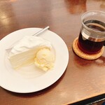 パルファン - ホットコーヒーとミルクレープ