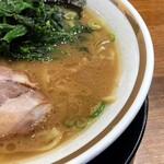 横浜家系ラーメン 三郷家 - いつもより豚骨濃度が高かったスープ。