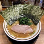 横浜家系ラーメン 三郷家 - ラーメン850円濃いめ多め。海苔増し100円。