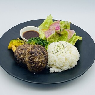 THEお肉！なハンバーグや種類豊富なパスタで楽しいディナーを