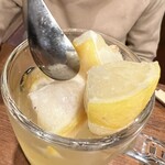 キンキン麦酒とプリっと小腸 近江牛畜産あさひ - 凍ったレモンがゴロゴロ！