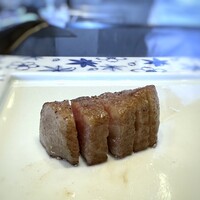 鉄板焼 舞 - ◆最初に半分。イチボですけれどサシが入っているので柔らかく、旨味を感じ美味しい。 ミディアムレアでお願いしたのですが、焼きがお上手。