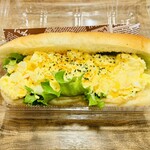 コッペパン専門店 こぺてりあ - 濃厚半熟たまごサラダ389円、ずっしり重く玉子は黄身がたっぷりで美味い。コッペパンはふっくらしっとりモチっとしていながら底がトーストされてるので程良いカリッと感もある。