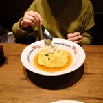 かにチャーハンの店 - 相方はカニ玉チャーハンを食べました。生姜が効いていて美味しいが、カニどこいったの?