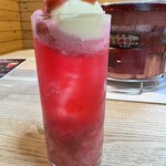まるます - 苺ソーダ➕フロート 430円 自家製ジャムと苺クラッシュがうまい