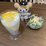 スパイスカレーキッチン居酒屋タラ - ラッシーとサラダ。ドレッシングも優しいお味。