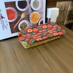 スパイスカレーキッチン居酒屋タラ - 卓上。このバスケットにフォークとスプーンと割り箸が入っている。