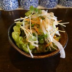 創菜ダイニング 裕庵 - ◯サラダ
            市販の和風胡麻ドレッシングの様な味わい
            と思ったら、これは違うぞっ❔
            
            自家製の爽やかな醤油味で
            油の旨味感ある和風ドレッシングに
            胡麻ドレッシングが軽く掛けられていて
            これは美味しいなあ