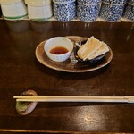 Sousai Dainingu Yuuan - ◯湯葉の刺身
                      タレに浸けて食べるのだけど
                      タレのカエシ自体の味わいに円味と上質感、あるよねえ
                      
                      カエシの汁に浸けて頂いてみた