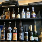 スパイスカレーキッチン居酒屋タラ - 右側の棚にはたくさんの酒瓶。