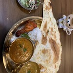 スパイスカレーキッチン居酒屋タラ 藤井寺店 - 全体図。器さんたちがピッカピカ。ナンははみ出ている。