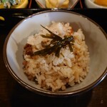 Sousai Dainingu Yuuan - ◯炊き込みご飯
                      お米以外に蕎麦の実があり
                      ほんのりと香りもしてるので
                      これは蕎麦茶飯なのだろう
                      
                      鶏と出汁の優しい円やかな旨味がシッカリとある
                      お上品で美味しい味わい