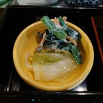 Sousai Dainingu Yuuan - 下の白菜は塩加減強めだけど
                      ピリっとした唐辛子の辛味と
                      出汁の旨味感を感じて美味しいよなあ
                      
                      ご飯とはぴったりあう塩加減だと思える