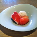 ヤナカ スギウラ - デザート　苺のムース　ミルクのソルベル