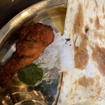 スパイスカレーキッチン居酒屋タラ - チョコっとライスにタンドリーチキン。中身。はティッカよりタンドリーチキンの方が好みなんです。