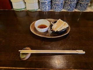 Sousai Dainingu Yuuan - ◯湯葉の刺身
                        タレに浸けて食べるのだけど
                        タレのカエシ自体の味わいに円味と上質感、あるよねえ
                        
                        カエシの汁に浸けて頂いてみた