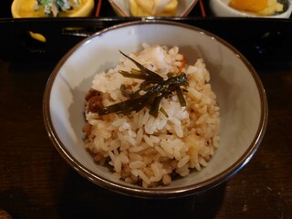 Sousai Dainingu Yuuan - ◯炊き込みご飯
                        お米以外に蕎麦の実があり
                        ほんのりと香りもしてるので
                        これは蕎麦茶飯なのだろう
                        
                        鶏と出汁の優しい円やかな旨味がシッカリとある
                        お上品で美味しい味わい