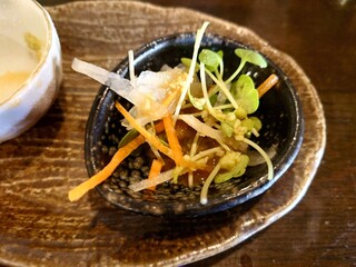 Sousai Dainingu Yuuan - 食べ終わってから下に敷かれている野菜に
                        タレとわさびを投入して掛けて食べ
                        残った汁を味わいながら飲み干してみた
                        
                        わさびの効きが凄く良いぞっ❕
                        
                        これは摺ったわさびだろうなあ
                        香りも良いし